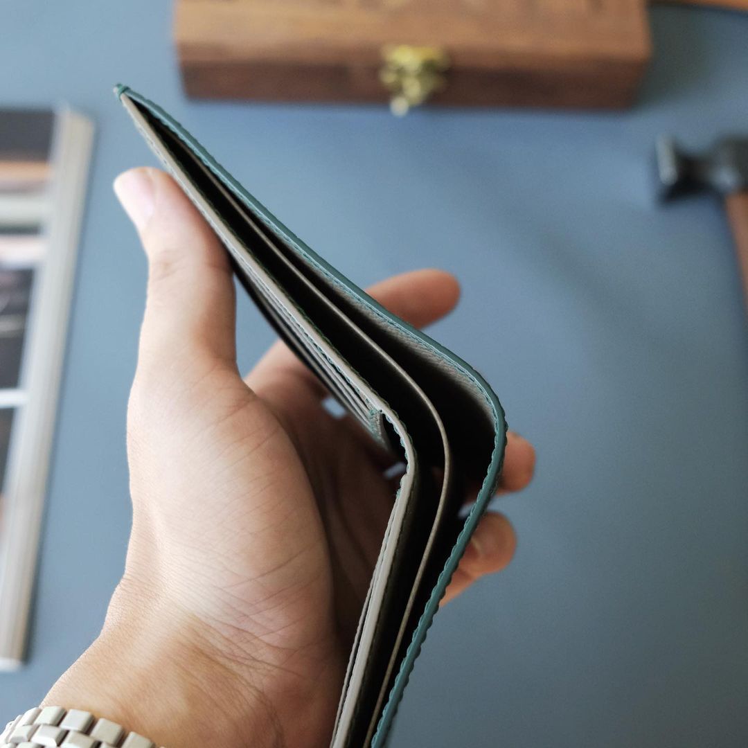 Ví gập đôi màu xanh lá cây x nâu nhạt