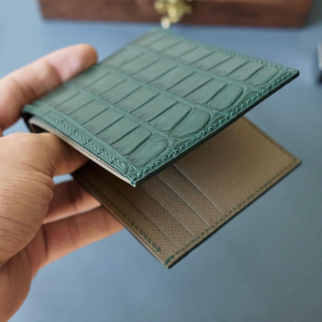 Ví gập đôi màu xanh lá cây x nâu nhạt
