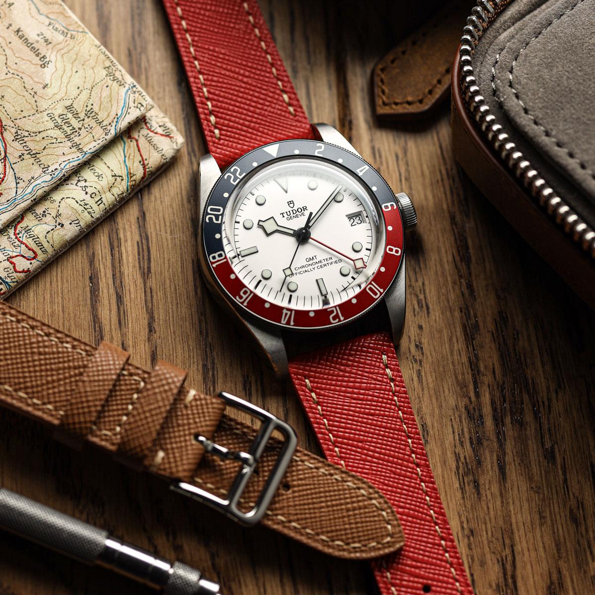 Vòng tay de montre và cuir saffiano rouge Brixham cho một phong cách thanh lịch và tinh tế