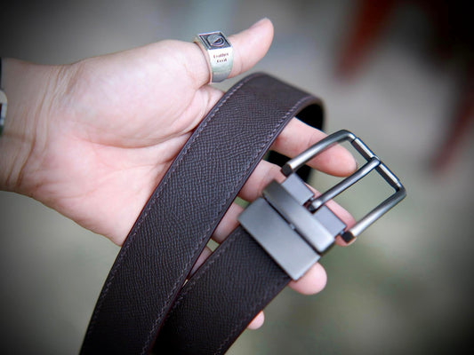 Thắt lưng da Epsom thủ công với khóa thép đơn giản.