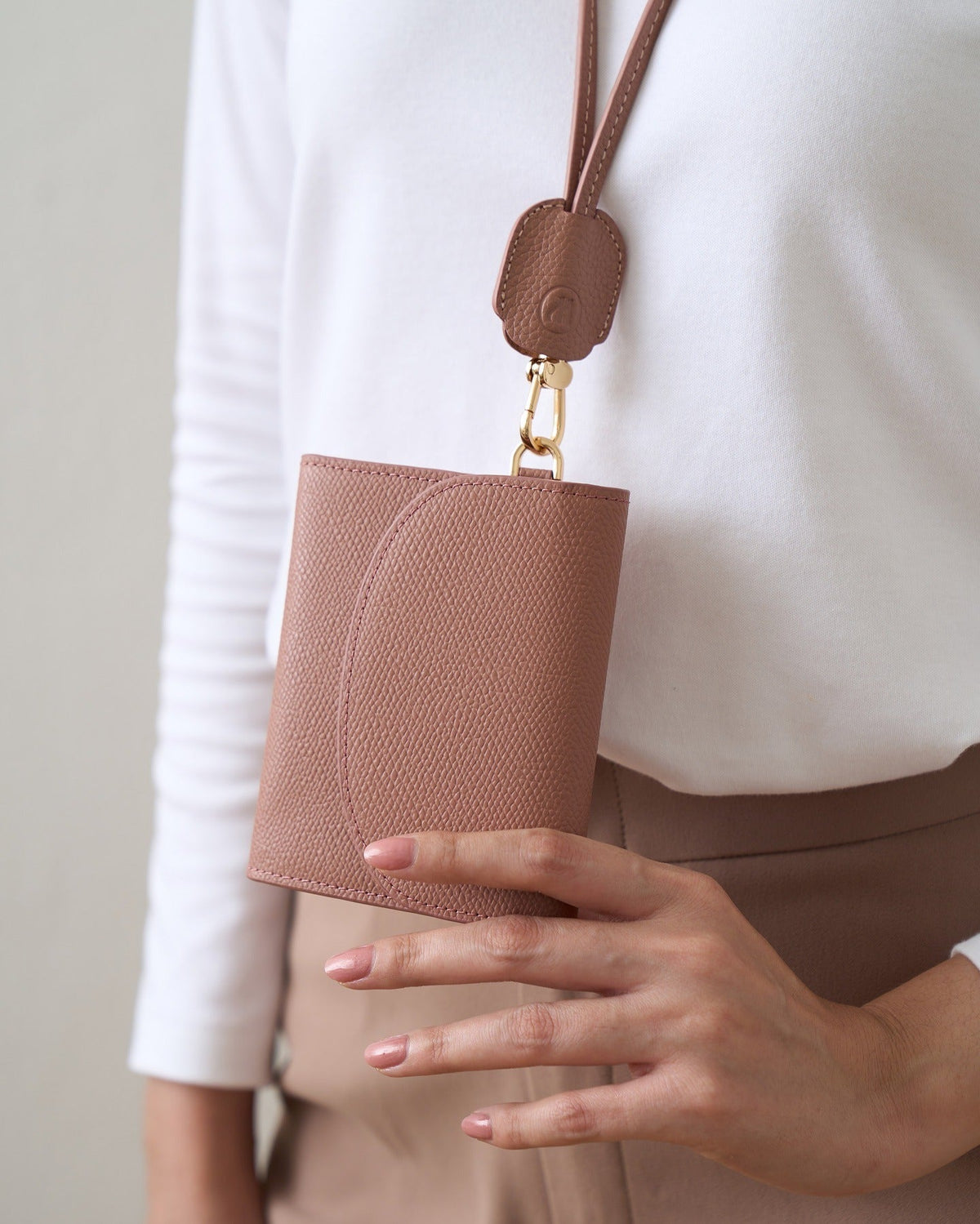 Ví Mellow làm từ da Epsom, đường khâu thủ công.