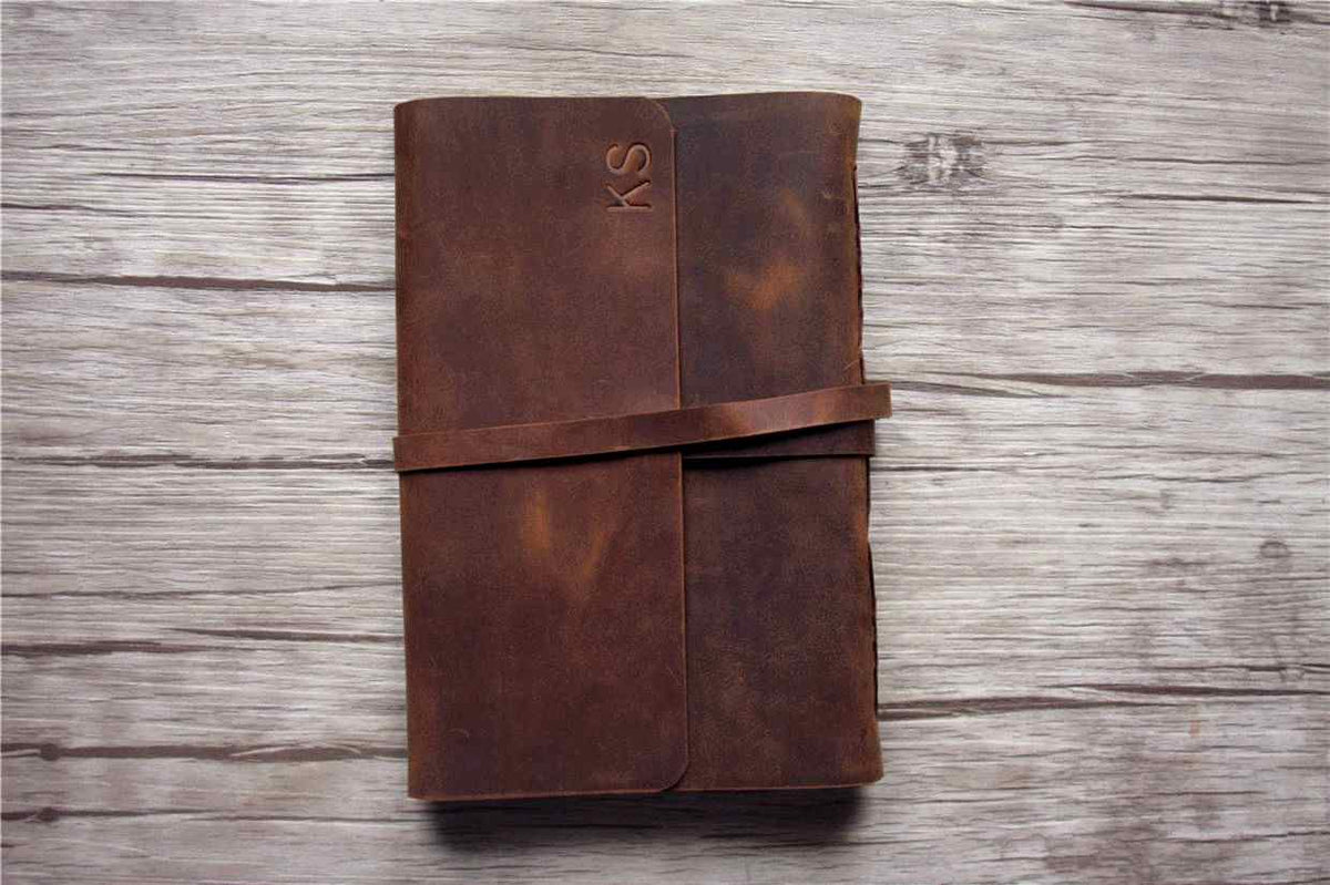 Album ảnh cưới bằng da cao cấp được thiết kế riêng theo yêu cầu.
