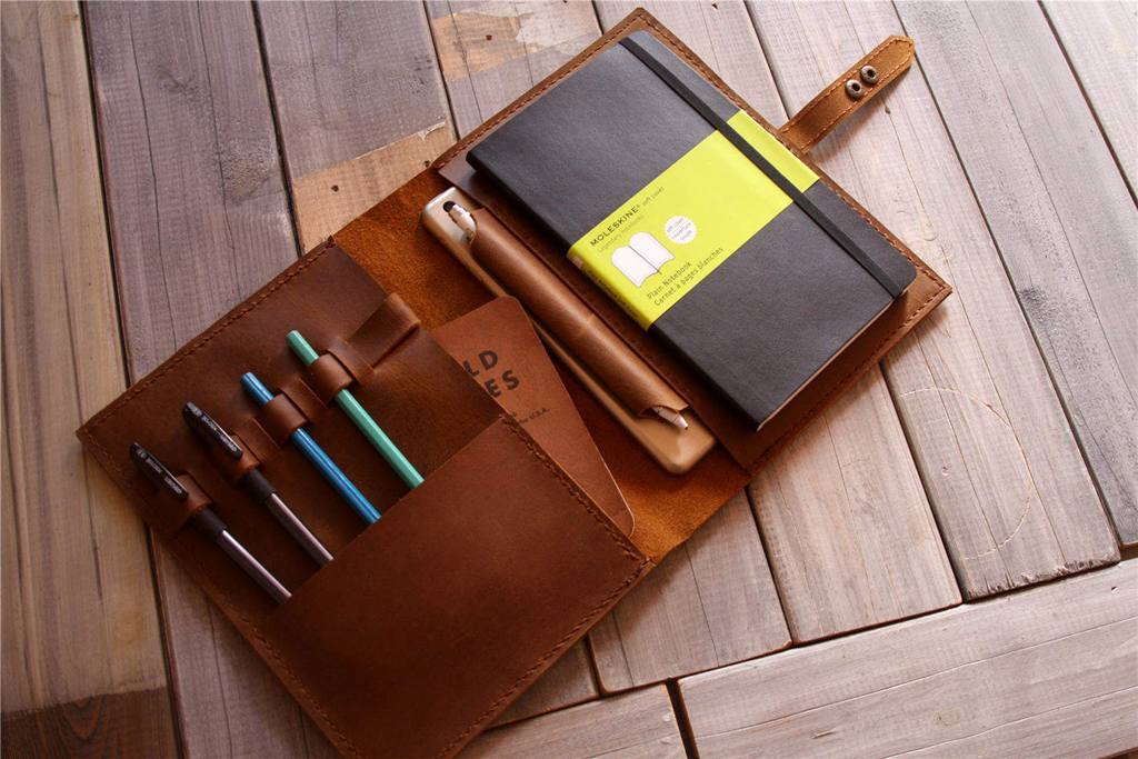 Bìa da Moleskine màu vàng nâu được cá nhân hóa.