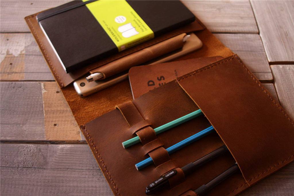 Bìa da Moleskine màu vàng nâu được cá nhân hóa.