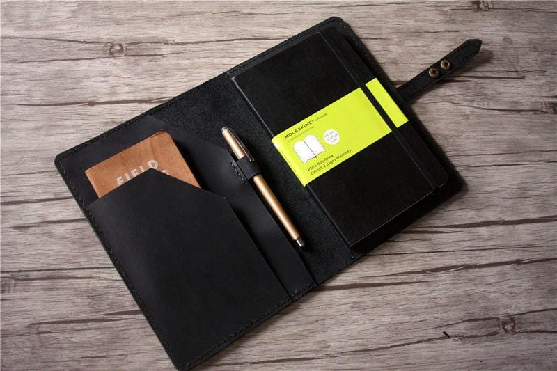 Sổ tay Moleskine màu đen, bìa da.
