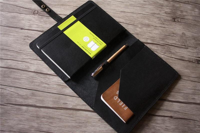 Sổ tay Moleskine màu đen, bìa da.