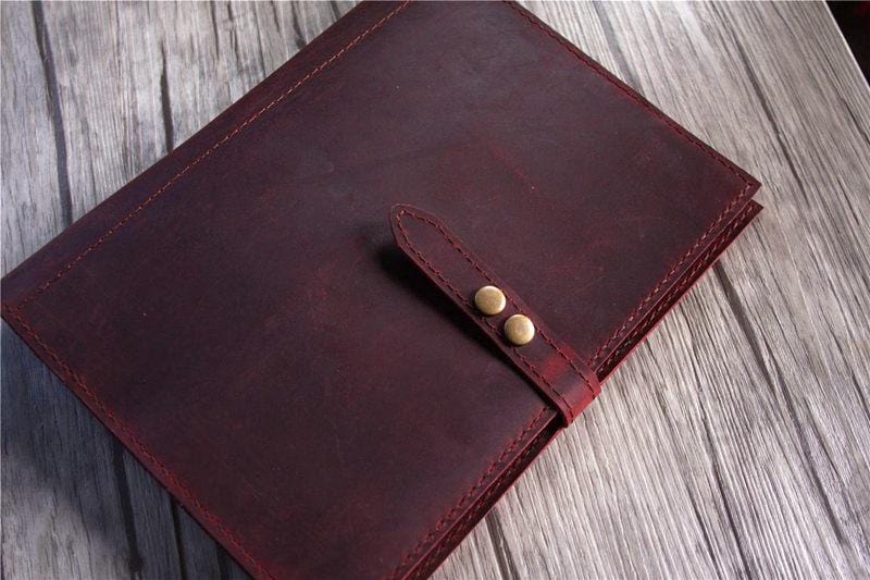 Bìa đựng hồ sơ dạng gáy xoắn bằng da màu đỏ tía khổ A4.