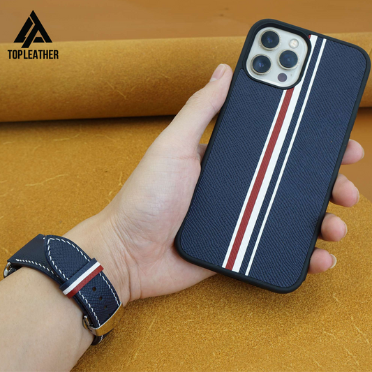 Ốp điện thoại iPhone bằng da Epsom - Màu xanh navy phối với họa tiết kẻ caro trắng và đỏ.