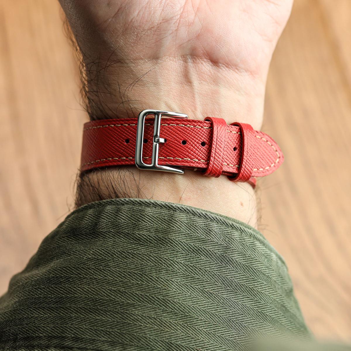 Vòng tay de montre và cuir saffiano rouge Brixham cho một phong cách thanh lịch và tinh tế