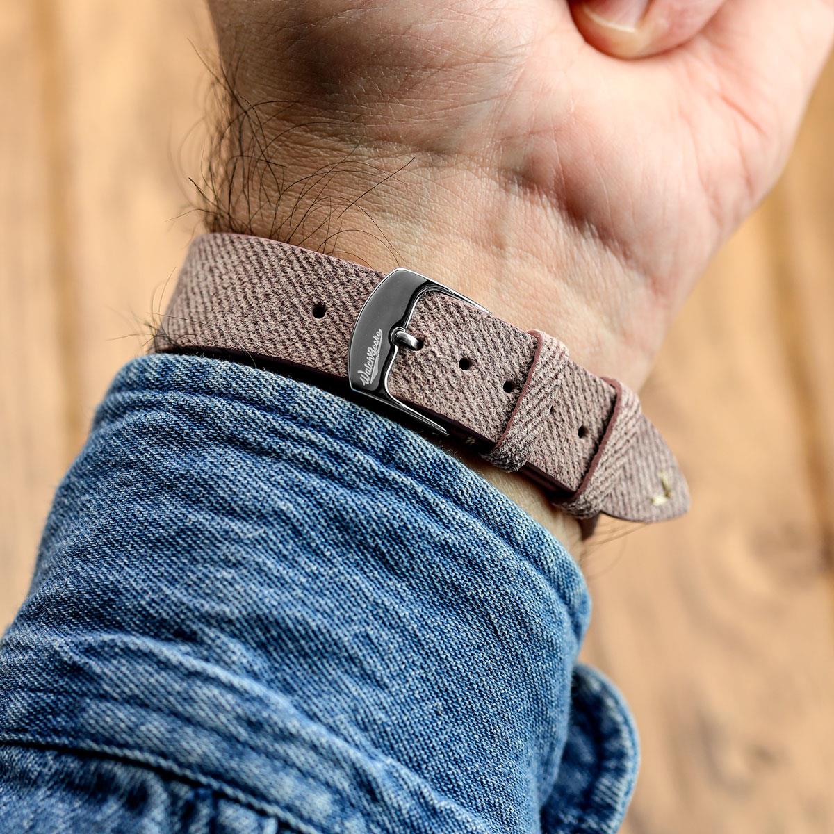 Dây đeo đồng hồ Arbour V-Stitch bằng vải denim và da thật, máy quartz, điểm nhấn màu hồng.