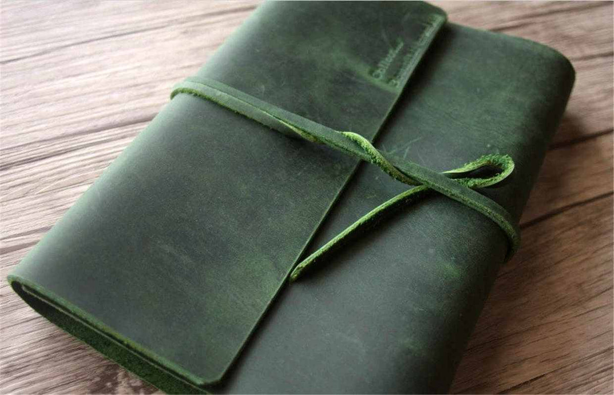 Sổ lưu niệm bằng da cá nhân hóa để tưởng nhớ người thân yêu.