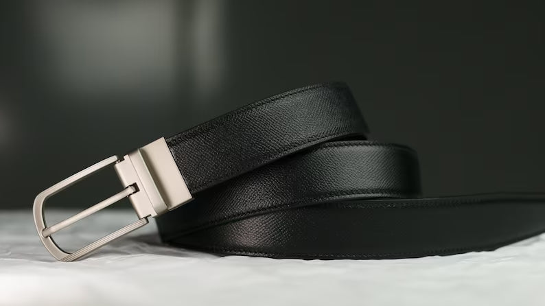 Thắt lưng da Epsom thủ công với khóa thép đơn giản.