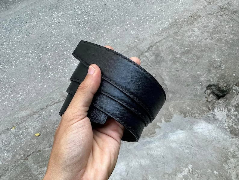 Thắt lưng da Epsom thủ công với khóa thép đơn giản.