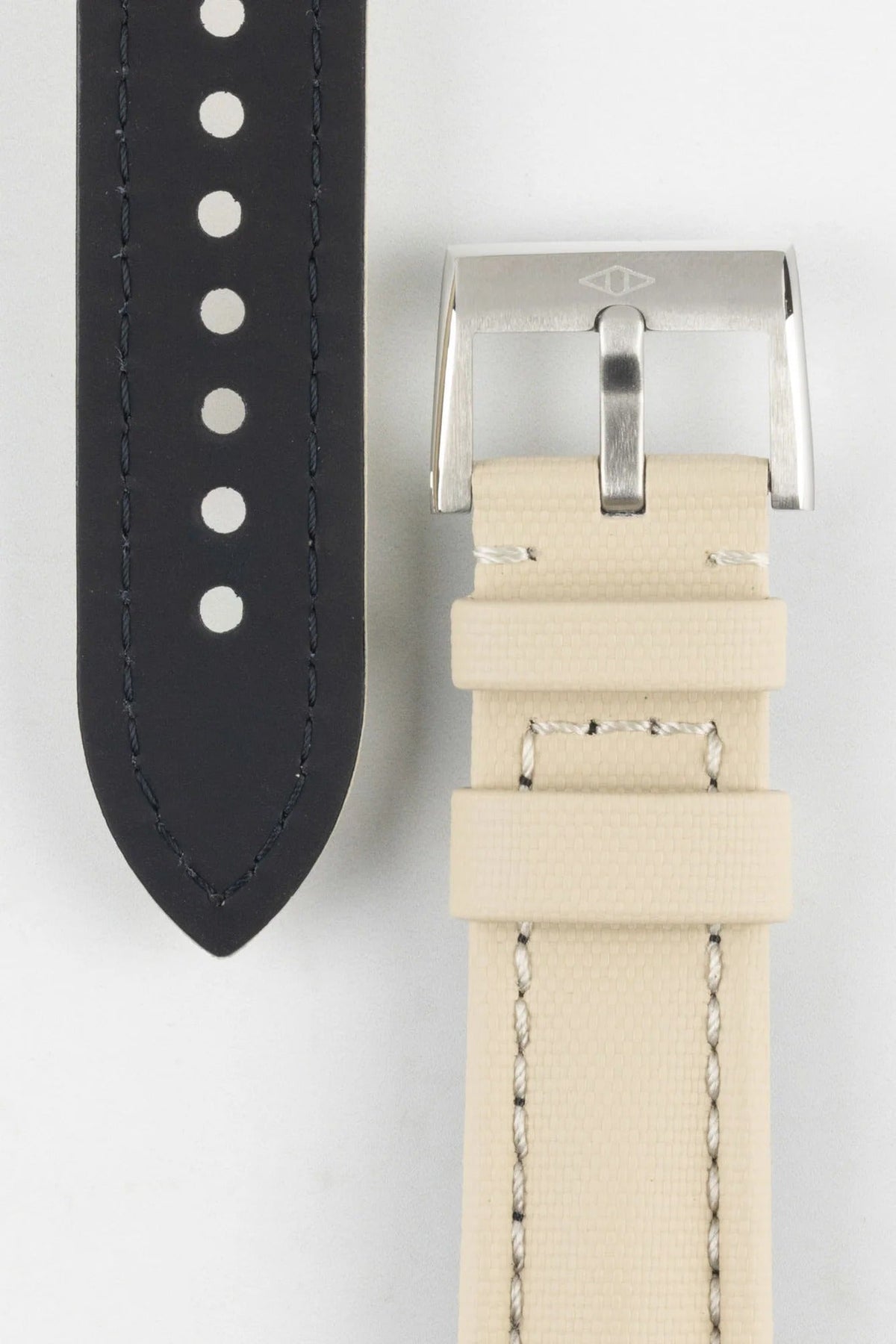 Dây đeo đồng hồ Artem Straps Classic bằng vải buồm màu be với đường chỉ khâu màu be.