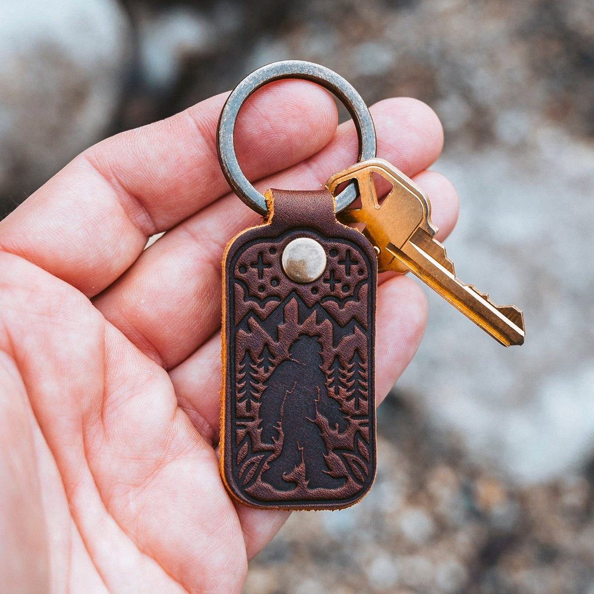 Móc khóa da hình Sasquatch - Màu nâu cổ điển