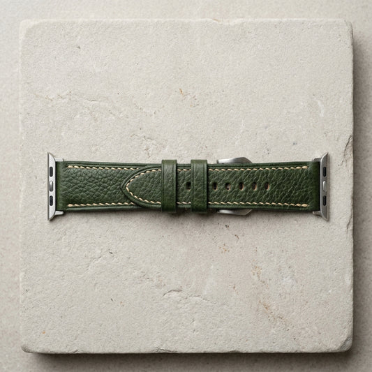 Dây Da Bò Mill Hạt Apple Watch Khâu Chỉ Kem — Xanh Rêu Cypress — 01 Hero Flatlay Studio 90°