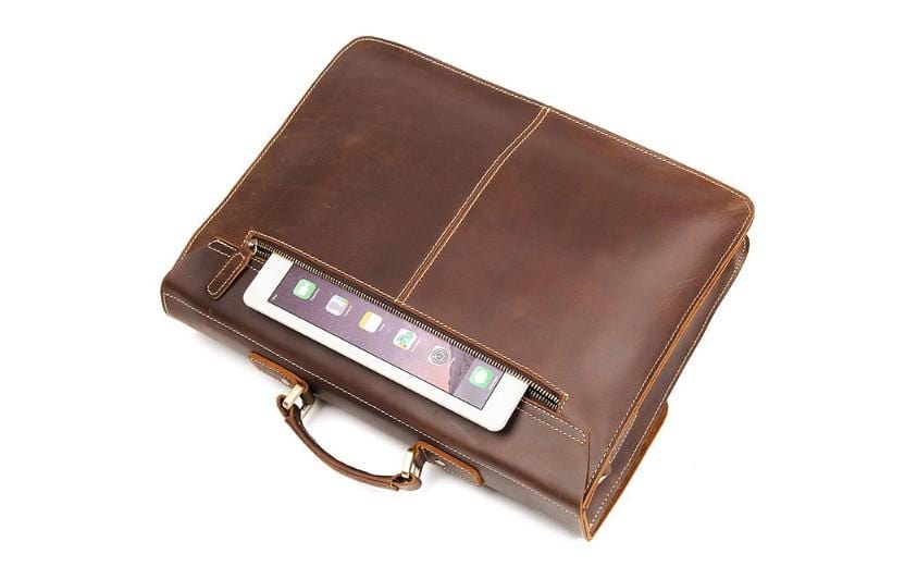 Túi đeo vai đựng laptop màu nâu bạc màu, kiểu dáng cổ điển.