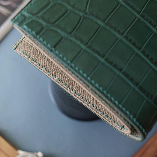 Ví gập đôi màu xanh lá cây x nâu nhạt