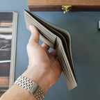 Ví gập đôi màu xanh lá cây x nâu nhạt