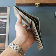 Ví gập đôi màu xanh lá cây x nâu nhạt