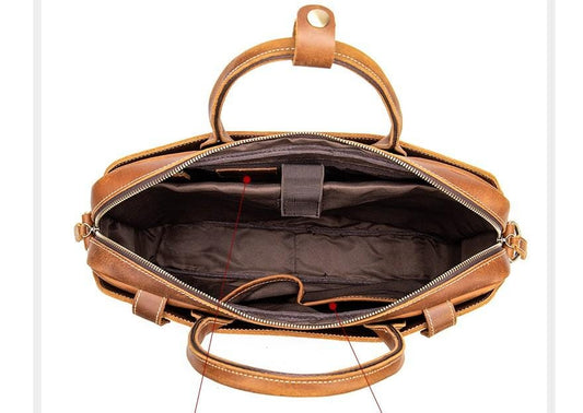 Túi đeo chéo da cổ điển màu nâu dành cho nam giới.