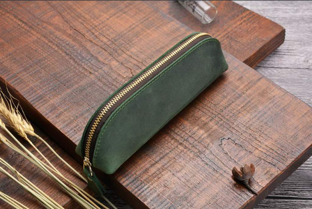 Túi đựng bút chì bằng da khắc hoa văn dạng cuộn