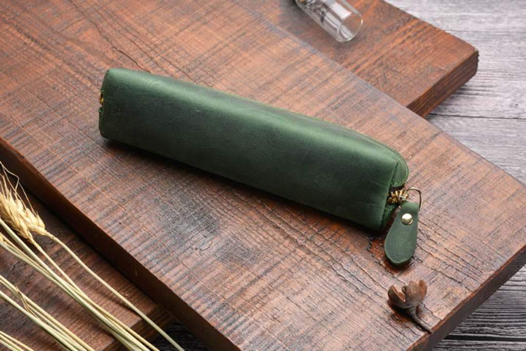 Túi đựng bút chì bằng da khắc hoa văn dạng cuộn