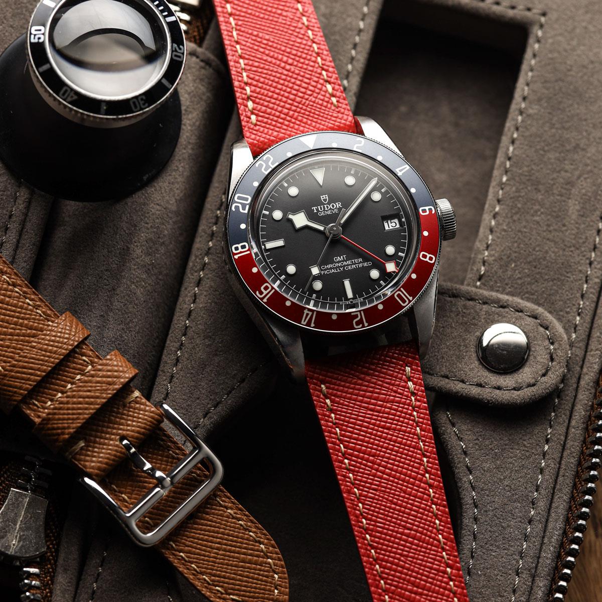 Vòng tay de montre và cuir saffiano rouge Brixham cho một phong cách thanh lịch và tinh tế