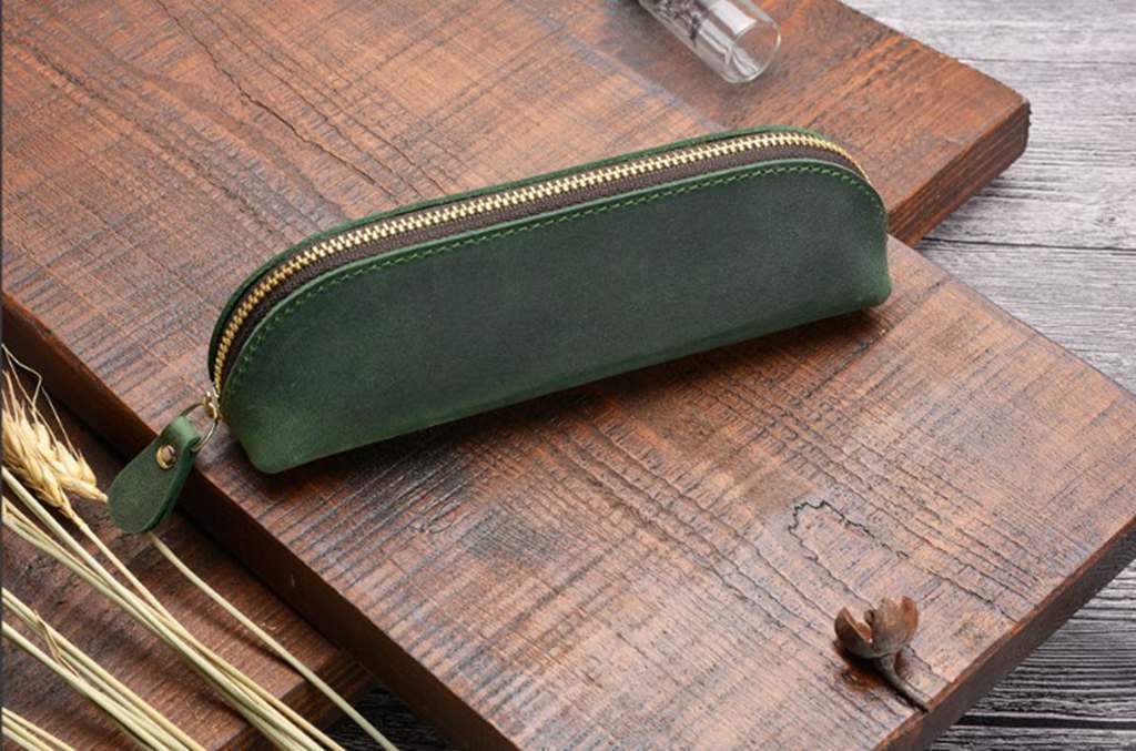 Túi đựng bút chì bằng da khắc hoa văn dạng cuộn