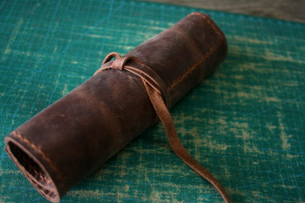Hộp đựng bút và chì bằng da cá nhân hóa có ngăn kéo.