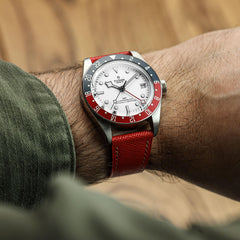 Vòng tay de montre và cuir saffiano rouge Brixham cho một phong cách thanh lịch và tinh tế