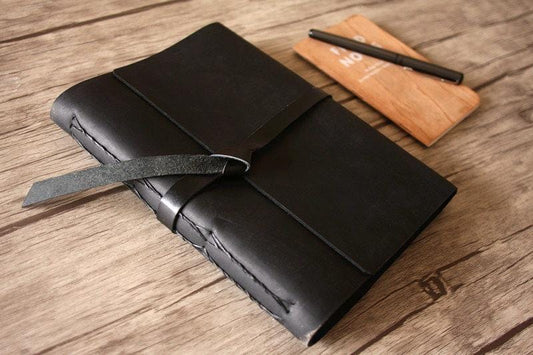 Album ảnh kỷ niệm bằng da cá nhân hóa dành cho bé trai.