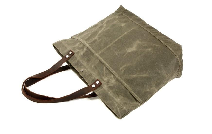 Túi tote đeo vai bằng vải canvas màu đen có nhiều ngăn.
