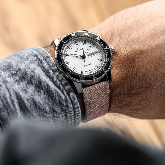Dây đeo đồng hồ Arbour V-Stitch bằng vải denim và da thật, máy quartz, điểm nhấn màu hồng.