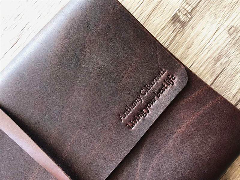 Album ảnh khổ lớn bằng da khắc họa tiết.