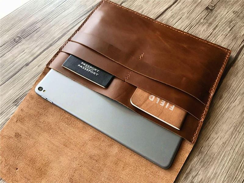 Bao da iPad Pro 10.5 inch bằng da màu nâu mộc mạc được thiết kế riêng.