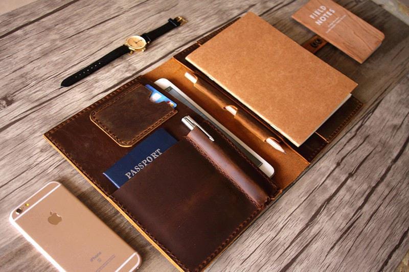 Túi đựng hồ sơ bằng da thiết kế theo phong cách mộc mạc, khắc họa tiết.