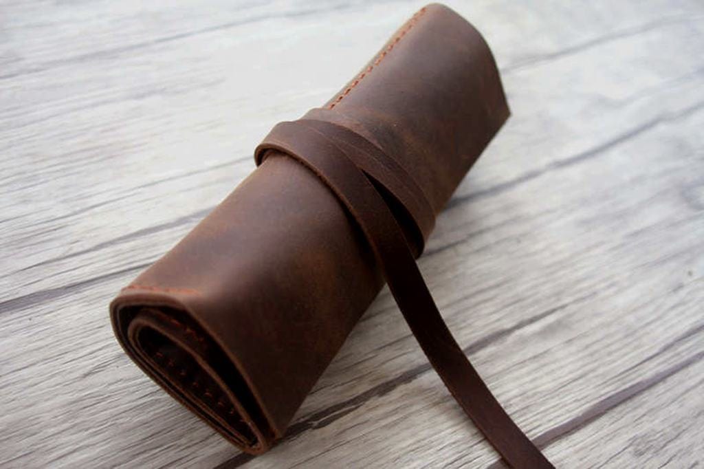 Bao đựng bút chì bằng da thủ công.