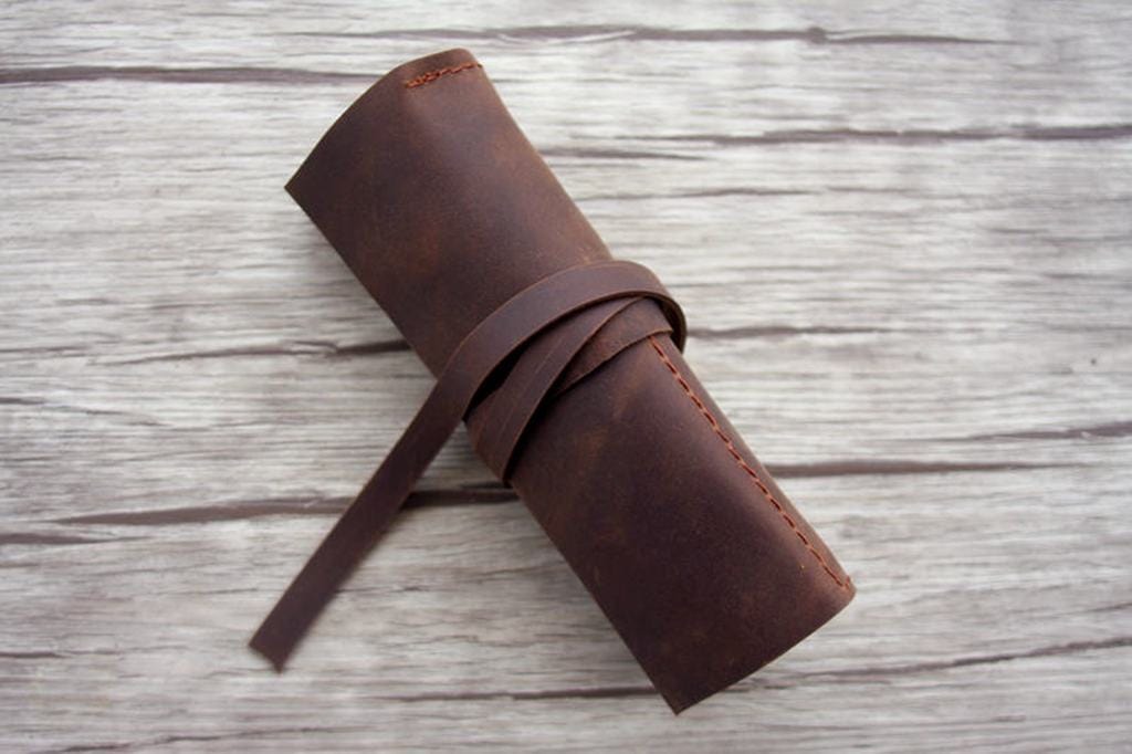 Bao đựng bút chì bằng da thủ công.