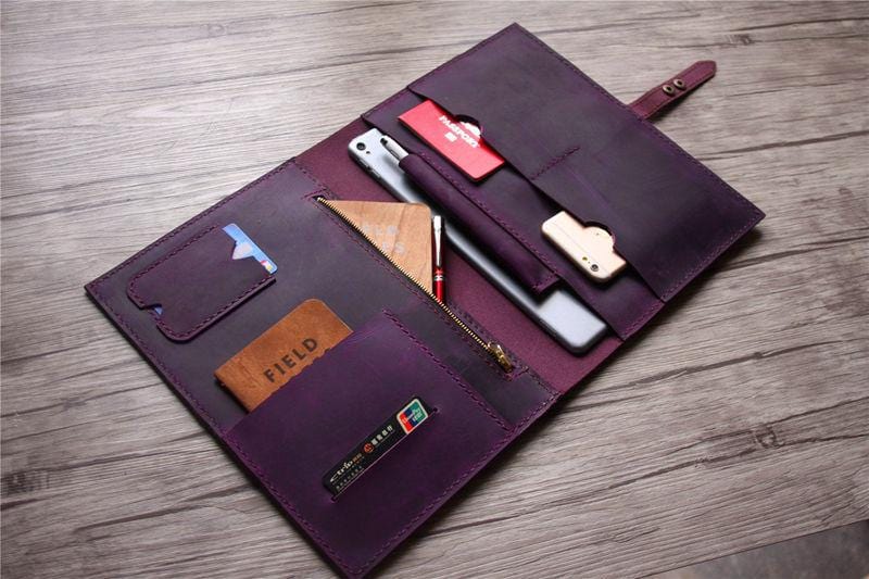 Bao da dập nổi cho iPad Pro 11 inch kèm ngăn đựng bút cảm ứng.