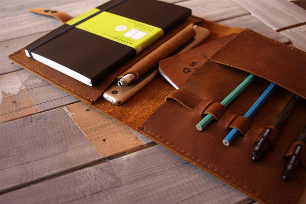 Bìa da Moleskine màu vàng nâu được cá nhân hóa.