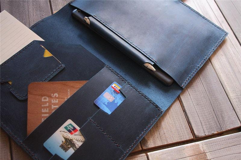 Bao da đựng laptop Macbook Air 13 inch theo yêu cầu cá nhân.