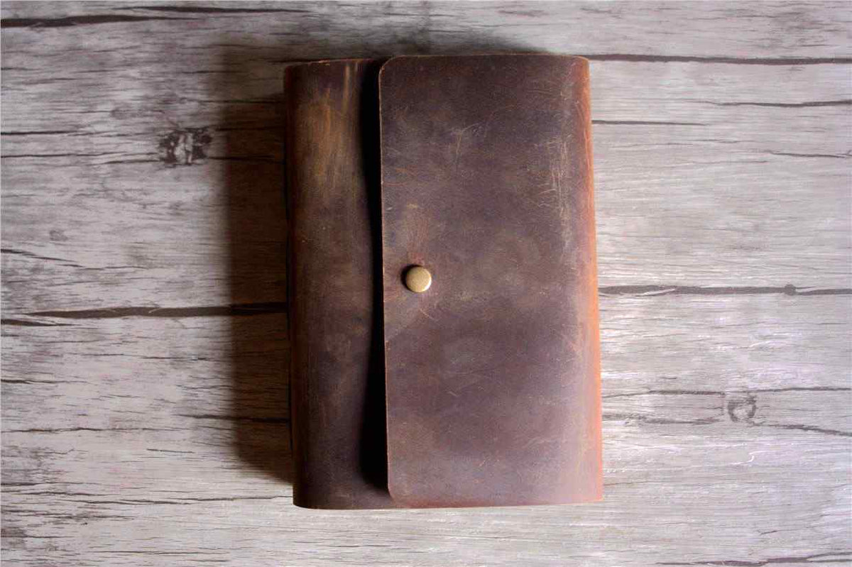 Album ảnh kỷ niệm dành cho người cao tuổi bằng da, được cá nhân hóa.