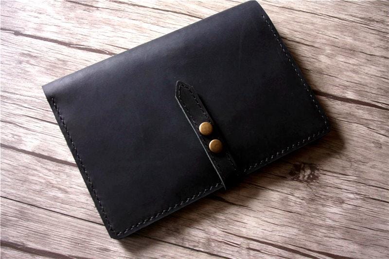 Sổ tay Moleskine màu đen, bìa da.