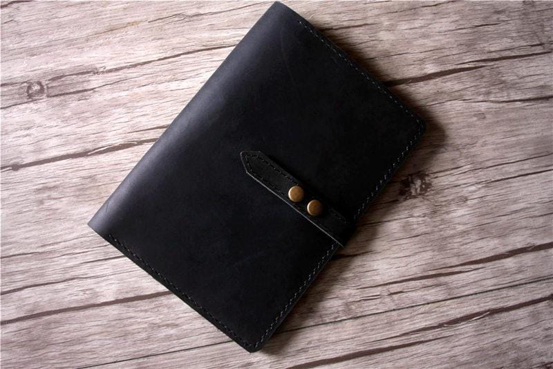 Sổ tay Moleskine màu đen, bìa da.