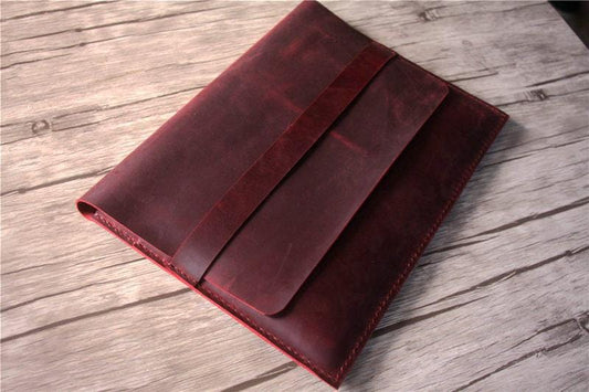 Bao da đựng laptop Surface có khắc tên.