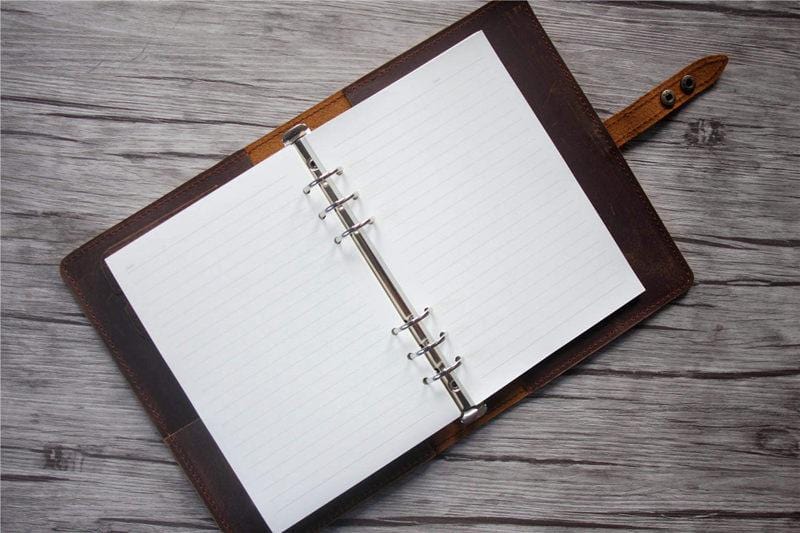Bìa sổ tay bằng da màu nâu cũ kỹ