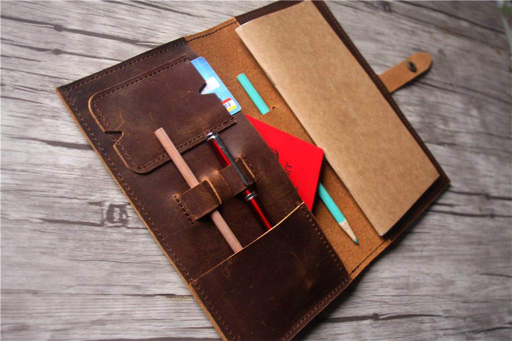 Sổ tay du lịch bằng da màu nâu tùy chỉnh, có ngăn đựng bút.