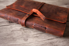 Sổ lưu niệm tiệc độc đáo bằng da khắc tên.