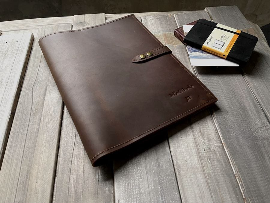 Ốp lưng Macbook bằng da cá nhân hóa, phong cách. 